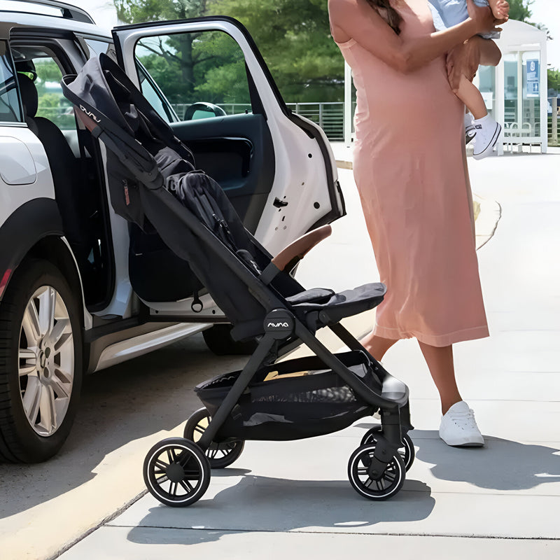 Coche de Paseo Nuna TRVL Negro con Plegado Automático
